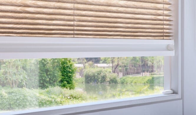 Smart Plissee Montage in der Glasleiste mit Spannschuh